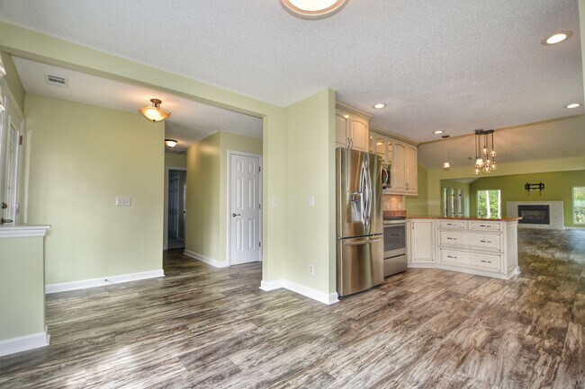 Foto del edificio - 4906 Weatherwood Dr