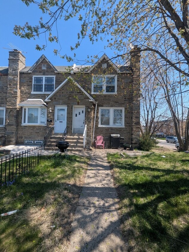 Photo - 3343 Chippendale St