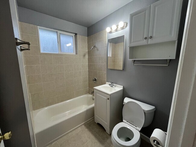 Foto del edificio - Rare remodeled 1 bedroom is perfect cozy h...