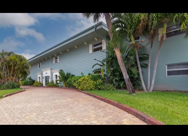 Building Photo - 220 Columbia Dr
