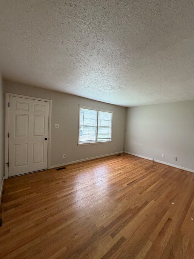 Building Photo - Cute Brick House w/ 3 BR | 1.5 BA in Goldsboro *Pikeville school district*