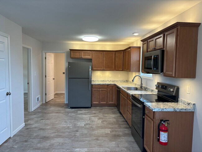 Building Photo - 3 Bedroom, 2 Bathroom House in Clinton, IA