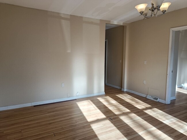 Building Photo - 1402 W Meinecke Ave