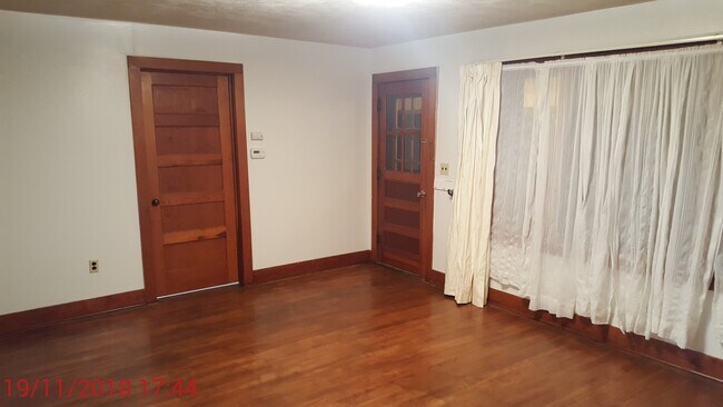 Living Room - 1022 W Cave Springs Ave