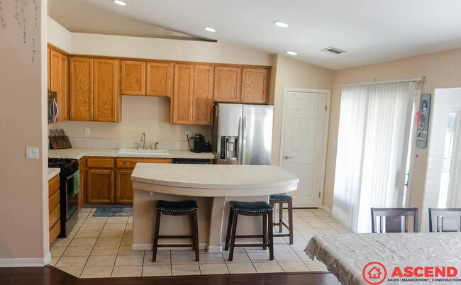 Foto del edificio - Spacious 3BD/2BA Home in Bakersfield's 93313 Area — Fully Equipped, Pets Welcome!