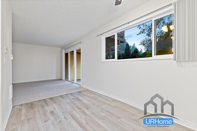 Foto del edificio - Bright and spacious 1 bedroom just steps away from public transit!