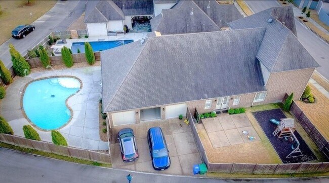 Building Photo - 1820 Enclave Hollow Ln E