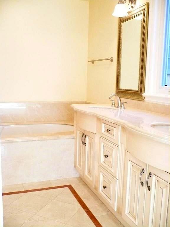 Lavabos dobles en el baño principal - 1540 S Bentley Ave