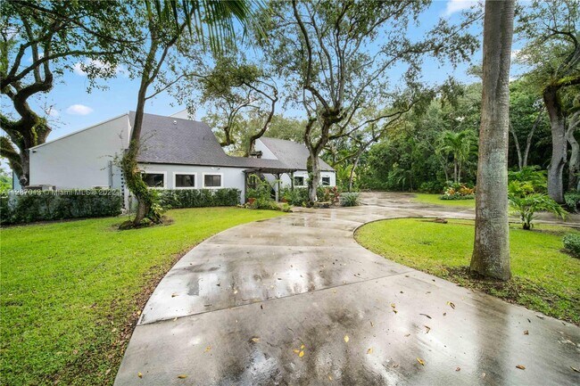 Foto del edificio - 10100 SW 90th Ave