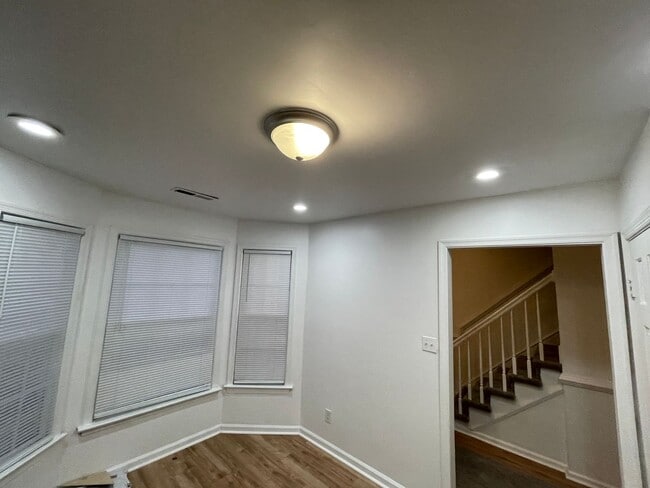 Building Photo - 3 bedroom townhome! Fenced backyard.