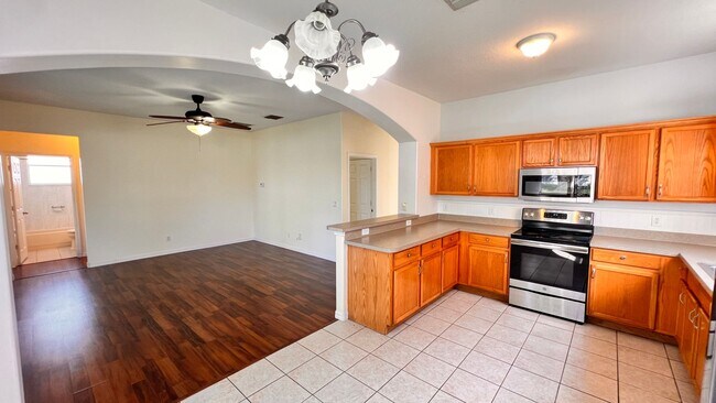 Building Photo - Charming, SPACIOUS 5 Bedroom, 3 Bathroom H...