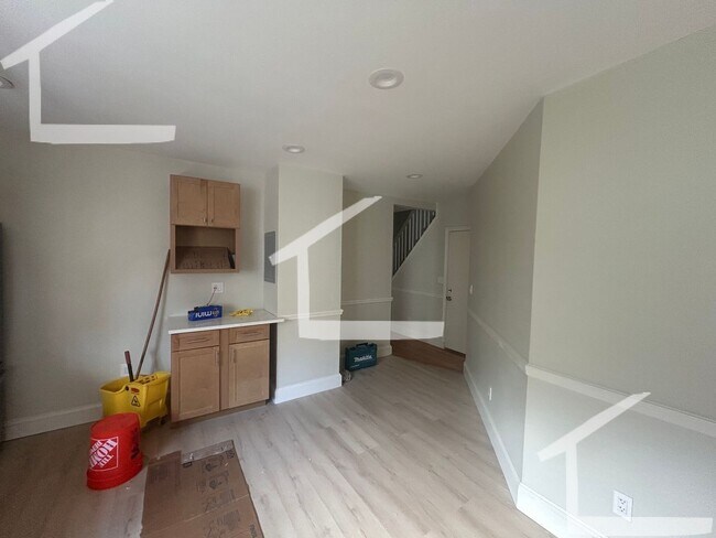 Building Photo - Charming 3.5 Bedroom-No Broker Fee