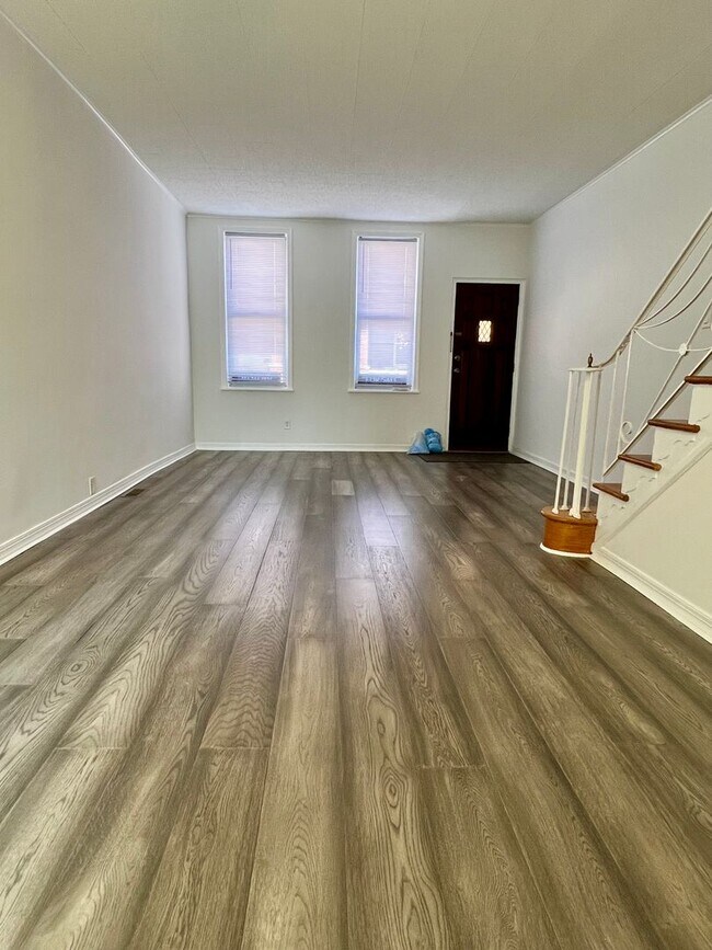 Building Photo - Stunning 3-Bedroom Townhome in the Heart o...