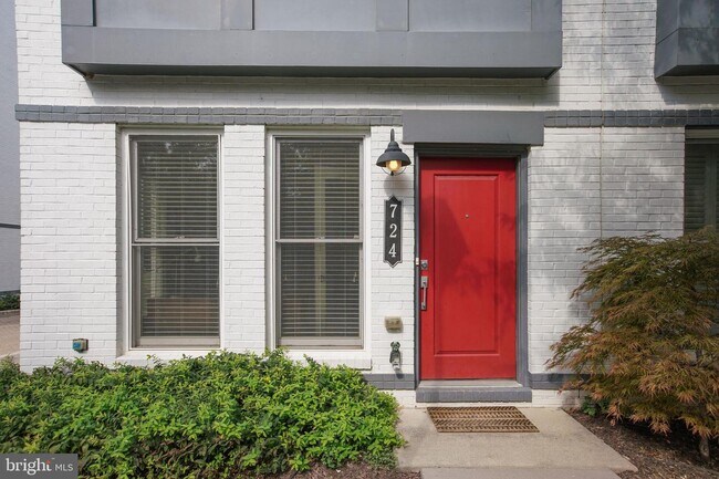 Building Photo - 724 Snowden Hallowell Way