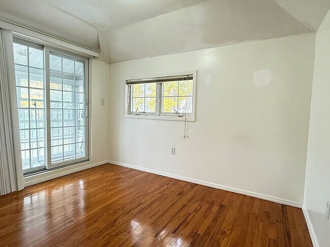Foto del edificio - "Charming 2-Bedroom Retreat in Douglaston – Cozy Comfort with 710 Sq Ft of Living Space!"