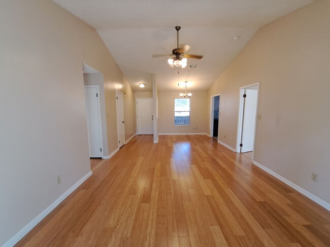 Building Photo - Remodeled 3BR/2BA home in great central lo...