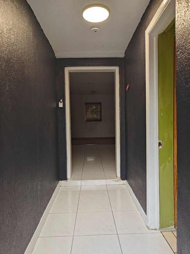 Foto del edificio - Charming 3-Bed, 2-Bath Pool Home for Rent – North Miami Beach