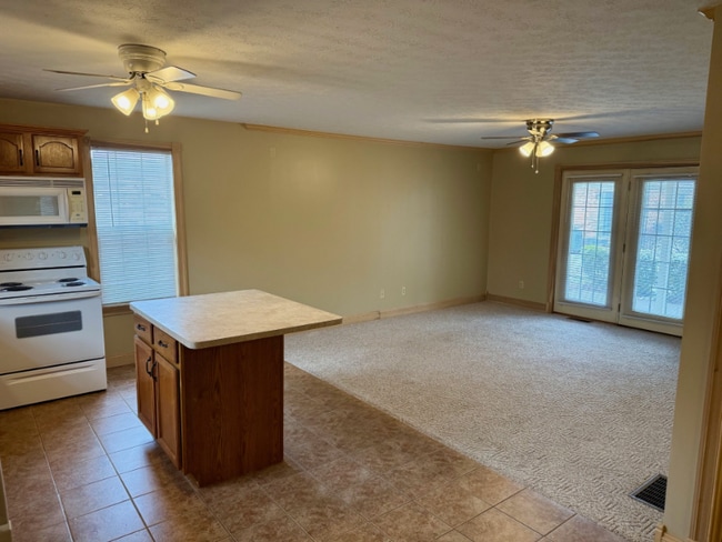 Building Photo - 1616 Spring Valley Dr