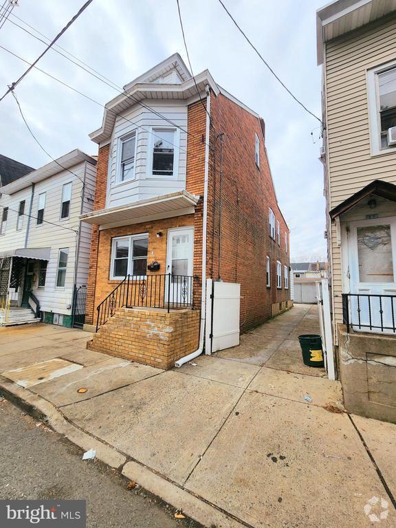 Building Photo - 623 Beatty St