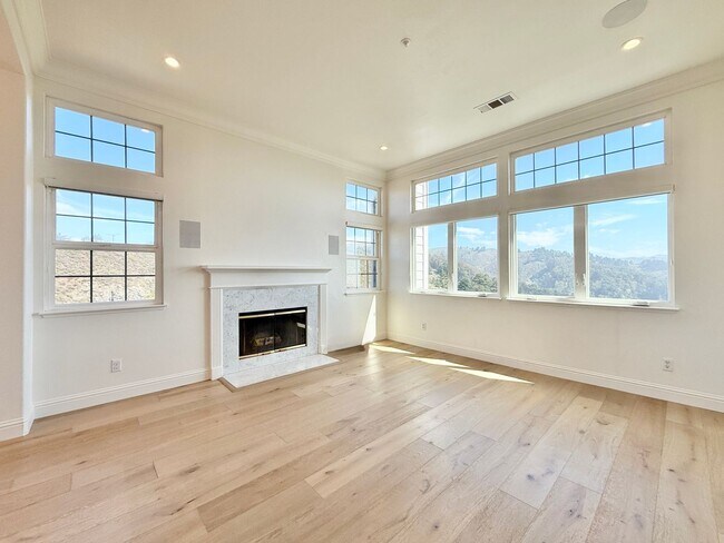 Foto del edificio - Stunning Pacifica Condo with Ocean & Mount...