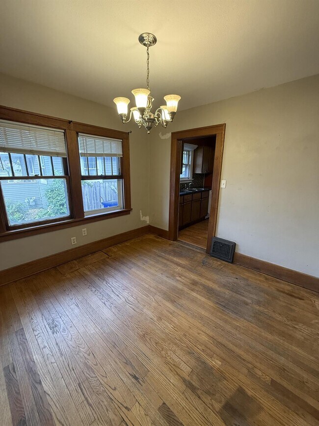 Foto del edificio - 2417 E Ave NE