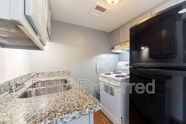 Foto del edificio - 1800 N Wayside Dr