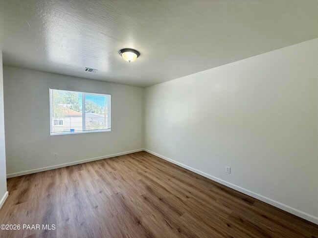 Building Photo - 566 Lincoln Ave