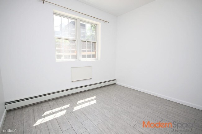 Building Photo - 2757 Crescent St