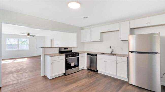 Building Photo - Newly remodeled 3 bedroom / 2 bath