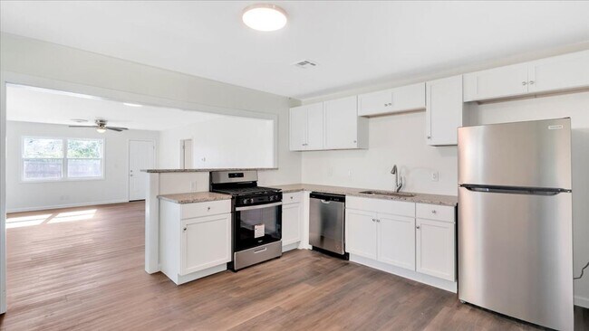 Foto del edificio - Newly remodeled 3 bedroom / 2 bath
