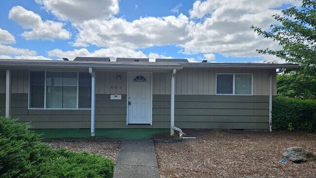 Foto del edificio - Beautiful Tacoma duplex 2bd 1 bath w/ 1 car garage