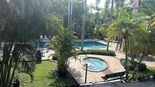 Foto del edificio - 6900 N Kendall Dr