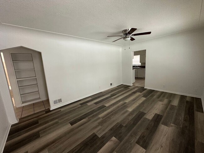 Foto del edificio - Spacious 4 Bedroom Home | 2 Living Rooms | Large Fenced Yard | 1,700+ Sq Ft