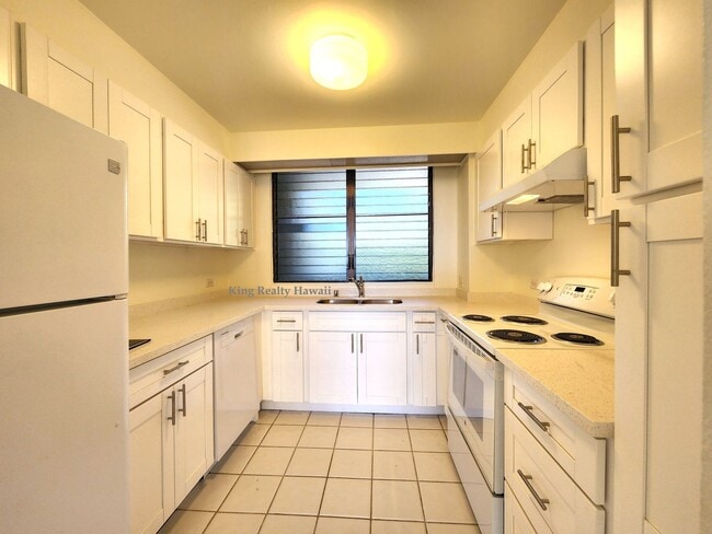 Building Photo - **Tranquility in Hawaii Kai**  Plaza Hawaii Kai ** Upgraded 1 br / 1 ba with Lanai & VIEWS ***