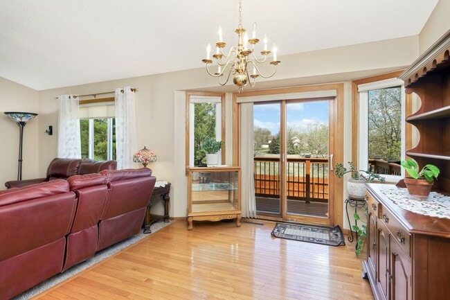 Building Photo - Spacious Home, 6bd, 3ba, 2 levels, 2 kitch...
