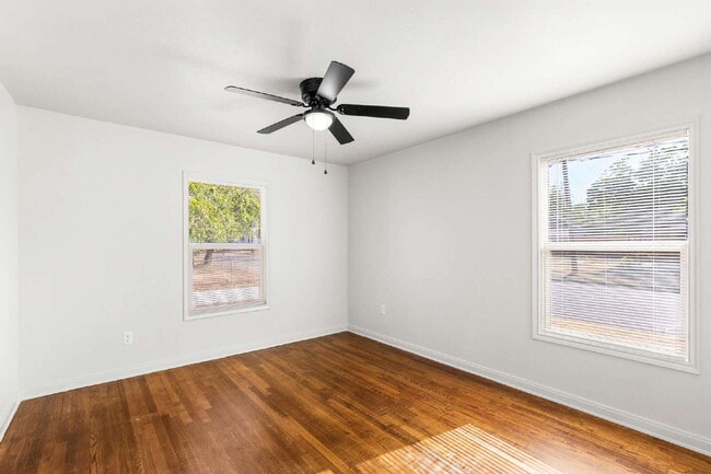 Foto del edificio - Private landlord/Section 8 accepted! Charming 3-Bedroom 1-bathroom home with large corner lot!