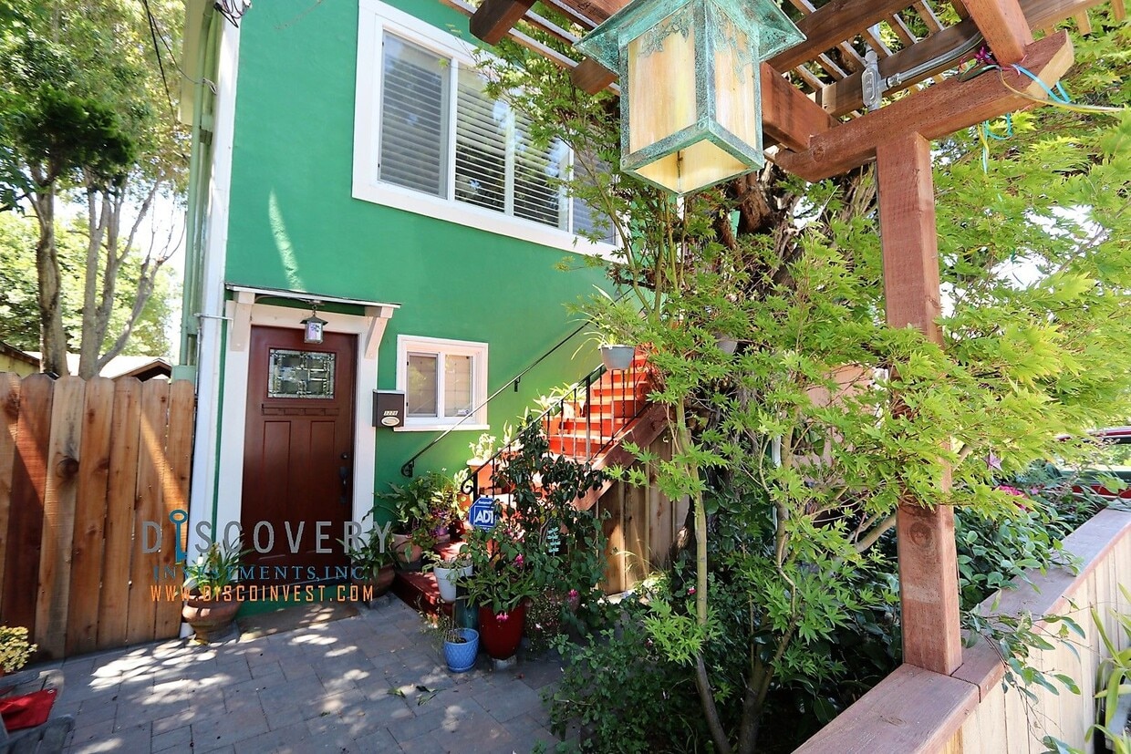 Primary Photo - 3228 Boise St