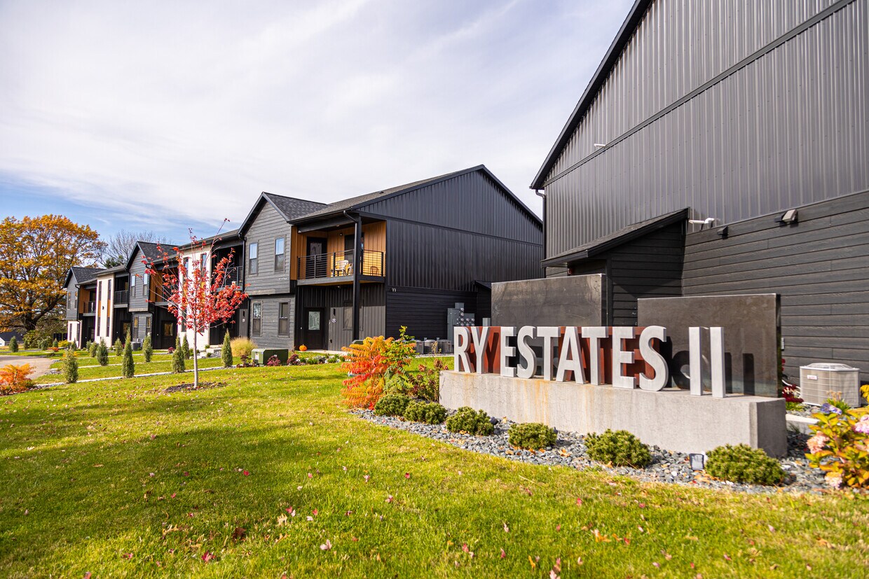 1152 N Hillcrest Pky Unit 109, Altoona, WI 54720 1152 N Hillcrest Pky