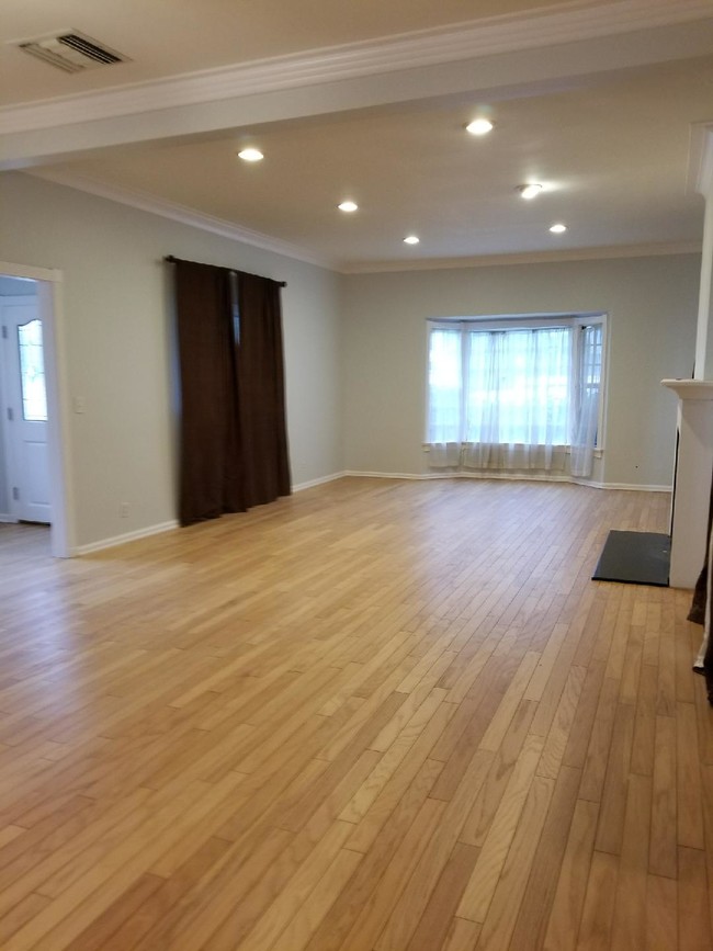 Sala de estar - 1527 Kelton Ave