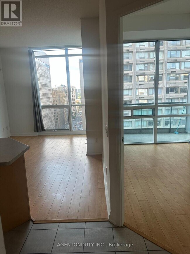 Photo du bâtiment - 1121 Bay St.