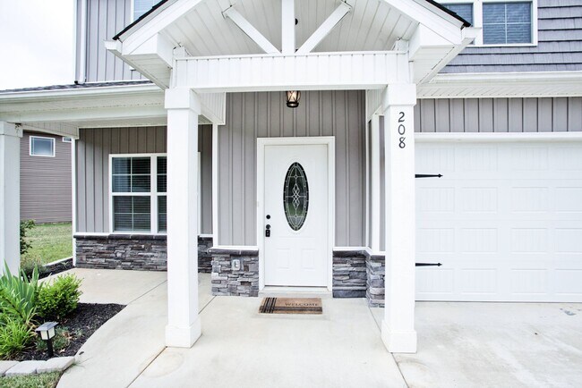 Foto del edificio - BEAUTIFUL MOVE IN READY HOME IN SANGO!