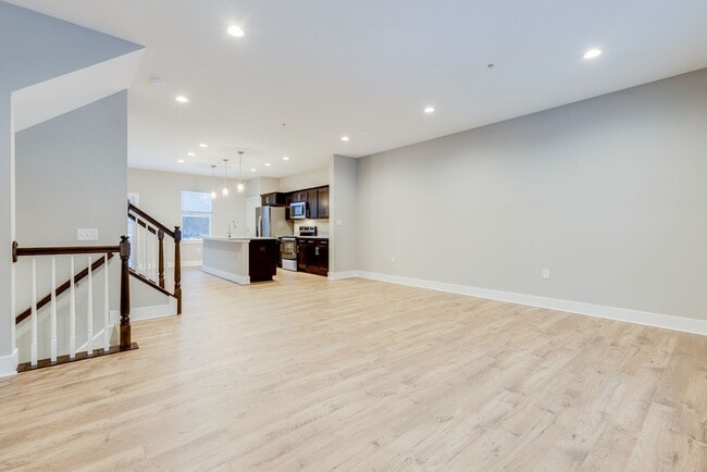 Building Photo - PRE LEASING NOW - 3 Bedroom End Unit Townh...