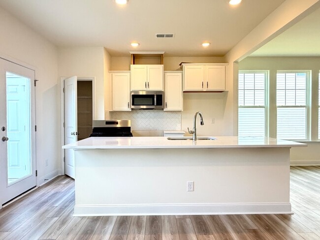 Foto del edificio - 3 Bedroom End unit Townhome Double Driveway - Lots of Natural Light