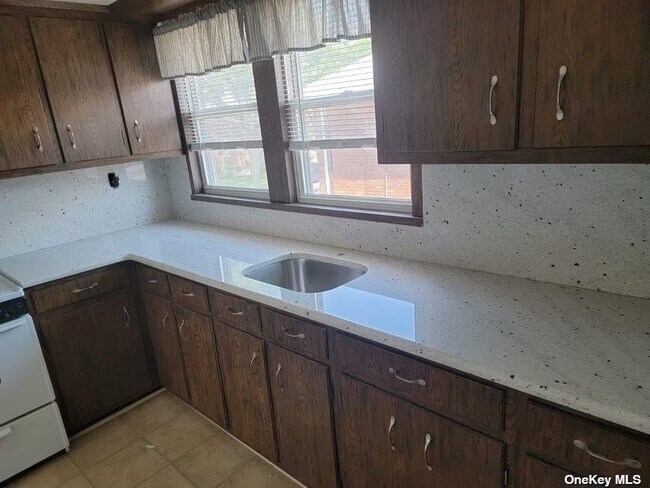 Building Photo - 24 Adelaide St