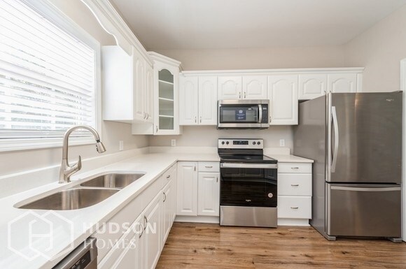 Building Photo - NOW AVAILABLE! - 843 Saint Andrews Place, ...