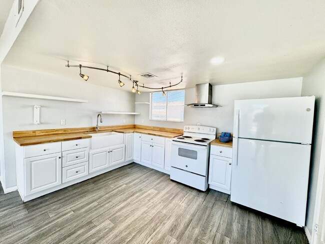 Building Photo - Beautifully renovated 2 bedroom 1 bath dow...