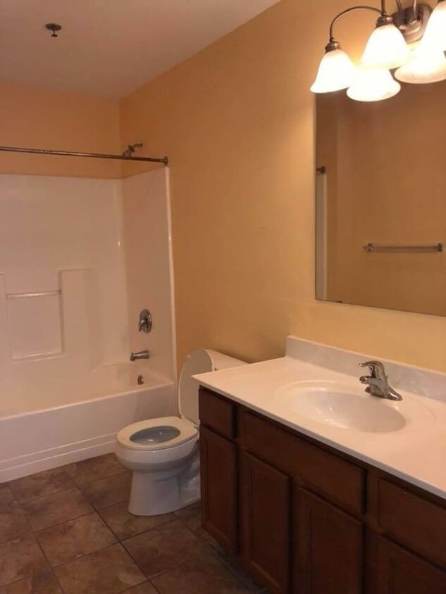 Primary Photo - Huge 3 Bedroom 2 Bathroom Garden Apartment