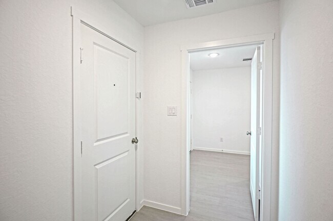 Foto del edificio - 2423 Shady Grv