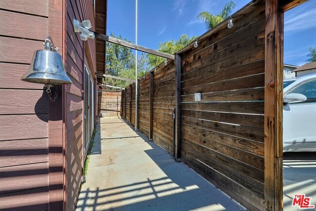 Foto del edificio - 1609 E Hillcrest Dr