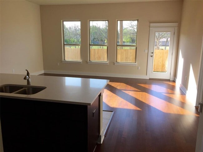 Foto del edificio - 13001 Hymeadow Dr